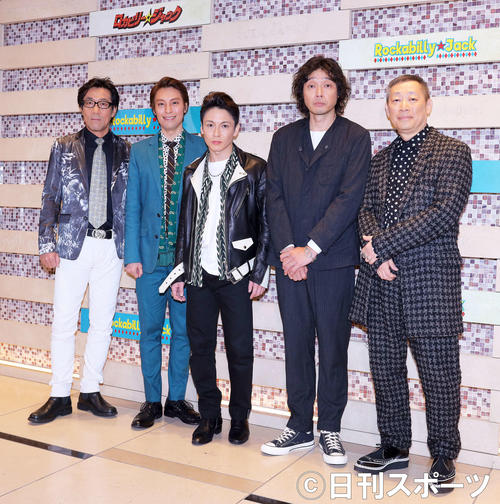 ロカビリー☆ジャック公開ゲネプロ前にフォトセッションで写真に納まる、左から岸谷五朗、海宝直人、屋良朝幸、斉藤和義、森雪之丞（撮影・河田真司）