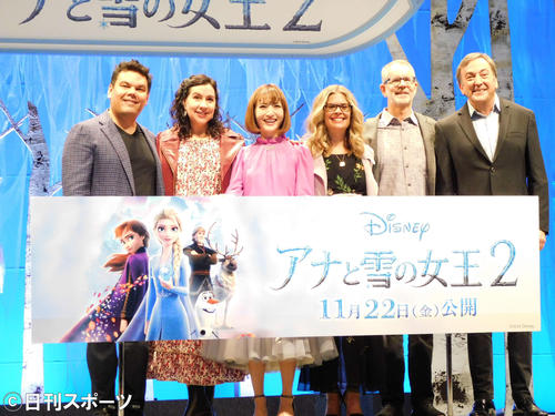「アナと雪の女王2」イベントに登場した、左からロバート・ロペス、クリスティン・アンダーソン＝ロペス、神田沙也加、ジェニファー・リー、クリス・バック、ピーター・デル・ヴェッコ（2019年11月21日撮影）