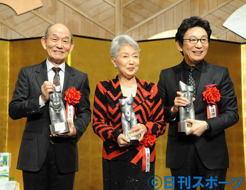 左から笹野高史、草笛光子、古舘伊知郎（撮影・小林忠）