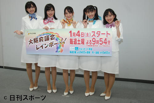 左から春名真依、彩木咲良、清井咲希、根岸可蓮、堀くるみ（撮影・松浦隆司）