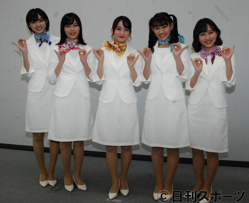 左から春名真依、彩木咲良、清井咲希、根岸可蓮、堀くるみ（撮影・松浦隆司）