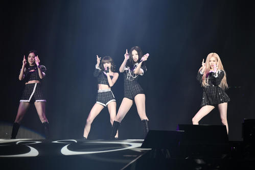 世界ツアー東京ドーム公演を行ったBLACKPINK。左からジス、リサ、ジェニー、ロゼ