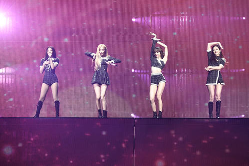 世界ツアー東京ドーム公演を行ったBLACKPINK。左からジェニー、ロゼ、リサ、ジス