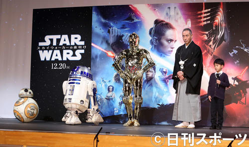 スター・ウォーズ歌舞伎の舞台あいさつを行う、左からBB－8、R2－D2、C－3PO、市川海老蔵、長男勸玄くん（撮影・鈴木正人）