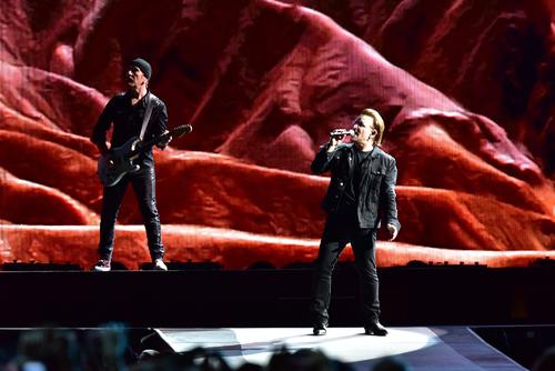 13年ぶりの来日公演「ヨシュア・トゥリー・ツアー2019」で歌うボノとギターのジ・エッジ