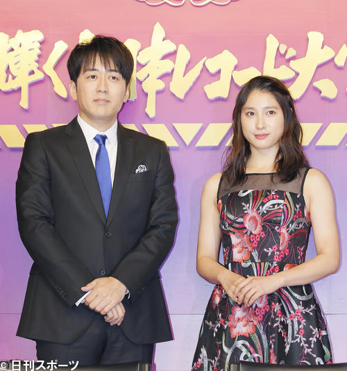 安住紳一郎（左）と土屋太鳳（2018年11月26日撮影）