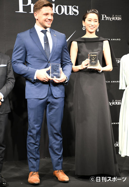 「Precious　WATCH　AWARD2019」授賞式に出席したピーター・ラブスカフニ（左）と杏（撮影・大友陽平）
