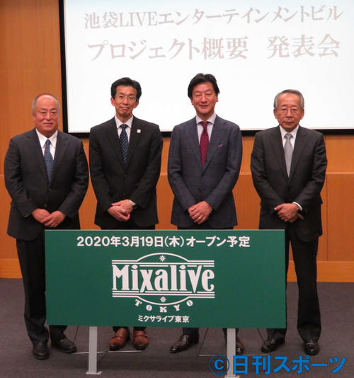 講談社の会見に出席した、左から佐々木興業の佐々木伸一社長、豊島区の呉祐一郎副区長、講談社の野間省伸社長、テレビ東京の小孫茂社長（撮影・村上幸将）