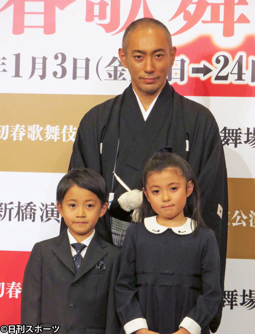 新橋演舞場「初春歌舞伎」取材会に出席した市川海老蔵（中央）と市川ぼたん（右）堀越勸玄くん（撮影・林尚之）