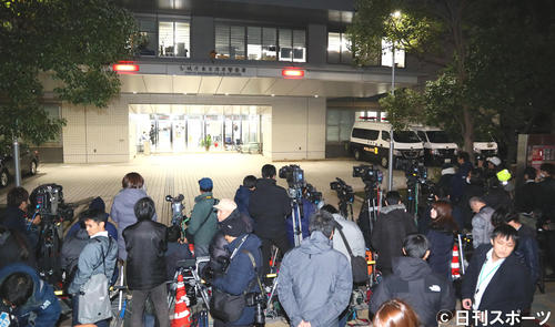 東京湾岸署の前には多くの報道陣らが集まった（撮影・足立雅史）