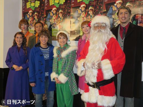 ミュージカル「ELF　the　musical」の公演前取材。前列左から一路真輝、松本幸大、浜中文一、ブラザートム、後列左から鳳翔大、沙央くらま、吉田メタル