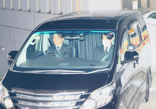 東京湾岸署を出る沢尻エリカ被告を乗せたと思われる車（撮影・足立雅史）