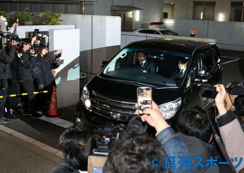 警視庁東京湾岸署を出る沢尻エリカ被告を乗せたと思われる車両（撮影・河野匠）