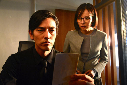御子柴礼司（要潤＝左）の事務員になった日下部洋子（ベッキー）（C）東海テレビ