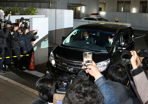 東京湾岸署を出る沢尻エリカ被告を乗せたと思われる車両（撮影・河野匠）