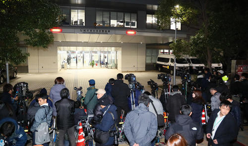 東京湾岸署の前には多くの報道陣らが集まった（撮影・足立雅史）