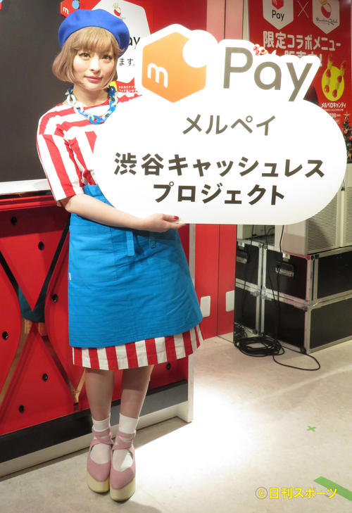ストロベリーフェチ原宿竹下通り店で一日店長を務めたきゃりーぱみゅぱみゅ（撮影・佐藤成）