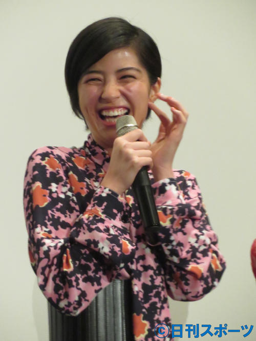 初主演映画の舞台あいさつで満面の笑みを浮かべる佐久間由衣