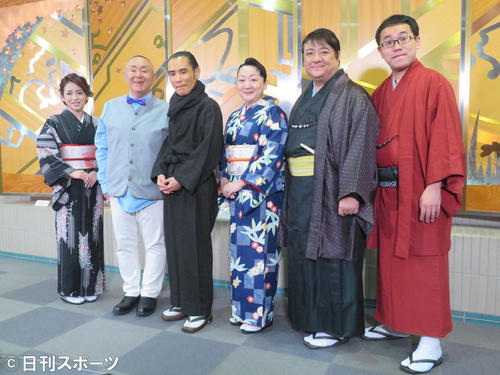 片岡鶴太郎の「鶴やしき」第1回寄席あつめに出席した、左から大下香奈、松村邦洋、片岡鶴太郎、エド・はるみ、彦摩呂、パーマ大佐