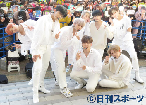 日本デビュー後初リリースイベントに出席したATEEZ。前列左からジョンホ、ウヨン、ユンホ、ヨサン。後列左からミンギ、ホンジュン、ソンファ、サン（撮影・佐藤成）