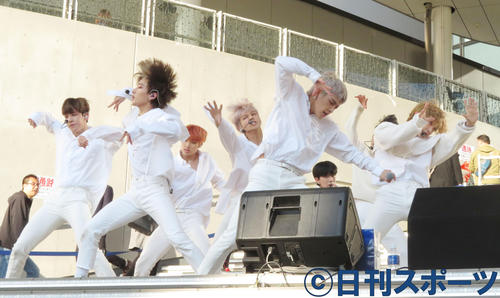 日本デビュー後初リリースイベントでパフォーマンスするATEEZ（撮影・佐藤成）