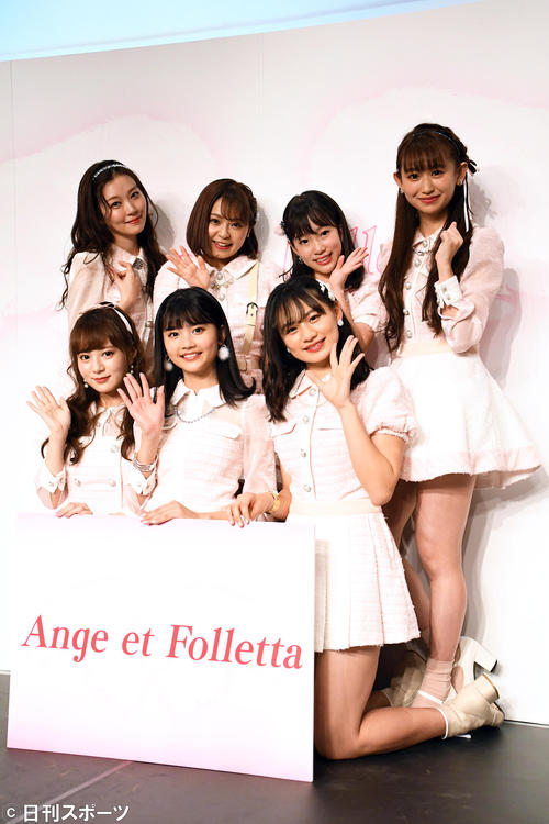 渡辺美優紀（後列左端）プロデュースで結成されたAnge　et　Folletta。前列左からMika、Rena、Kotomi、後列左から1人おいてAoi、Miyuu、Minami（撮影・大友陽平）