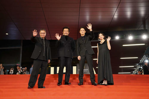 マカオ映画祭に参加した、左から三池崇史監督、内野聖陽、窪田正孝、ベッキー