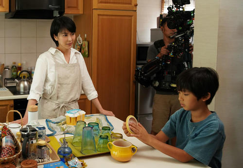 映画「ラストレター」で俳優デビューする降谷凪と、主演の松たか子