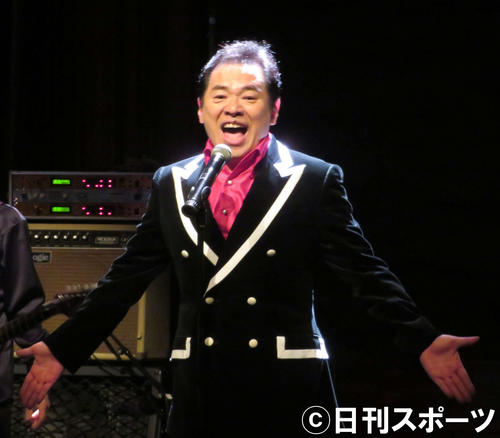 クリスマスディナーショーで歌うグッチ裕三