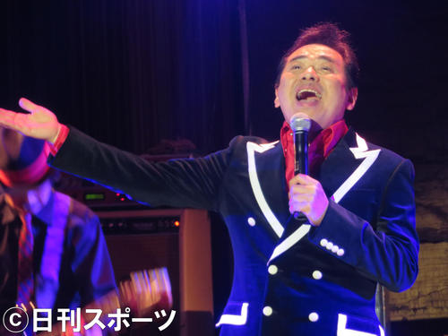 クリスマスディナーショーで熱唱するグッチ裕三