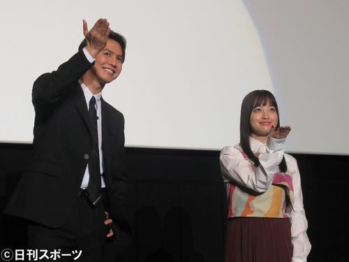 「午前0時、キスしに来てよ」の舞台あいさつに出席した片寄涼太（左）と橋本環奈はカメラに向かって投げキッス（撮影・星名希実）