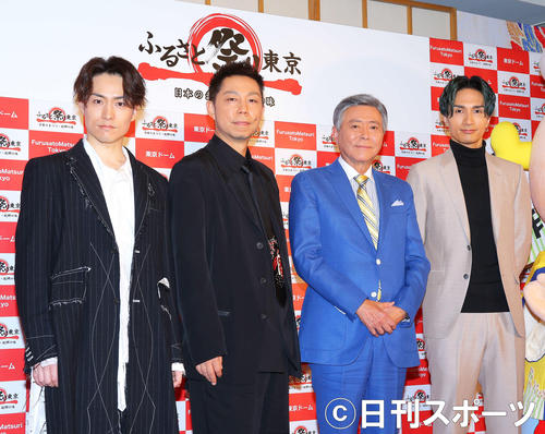 フォトセッションで写真に納まる、左からEXILEのTETSUYA、USAと、小倉智昭、橘ケンチ（撮影・河田真司）