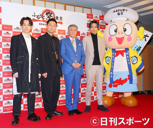 フォトセッションで写真に納まる、左からEXILEのTETSUYA、USAと、小倉智昭、橘ケンチ、ふるさと祭り東京オフィシャルキャラクターたいりょうほうさくクン（撮影・河田真司）