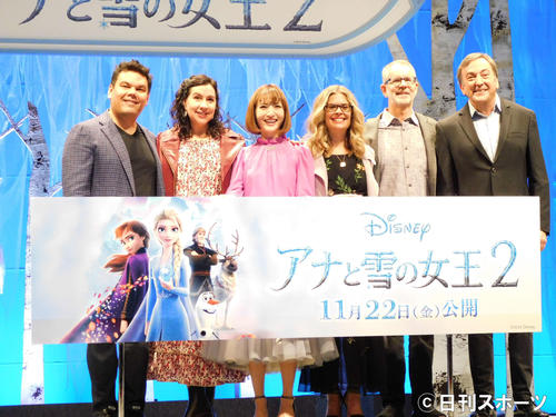 「アナと雪の女王2」イベントに登場した、左からロバート・ロペス、クリスティン・アンダーソン＝ロペス、神田沙也加、ジェニファー・リー、クリス・バック、ピーター・デル・ヴェッコ