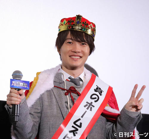 王冠を被り笑顔でポーズを決める神木隆之介（撮影・河田真司）