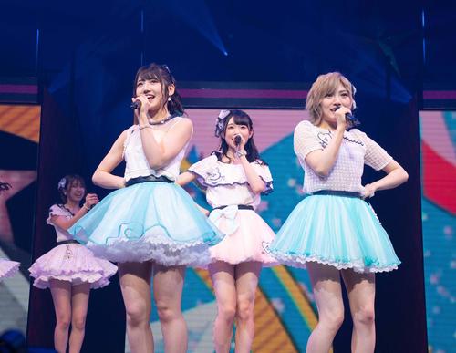 全国ツアーの最終公演を行ったAKB48チーム4。左から村山彩希、山内瑞葵、岡田奈々
