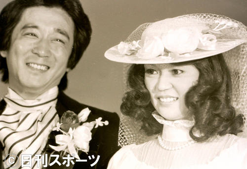 挙式で笑顔を見せるチェリッシュの松崎好孝（左）と松崎悦子（1977年6月6日撮影）