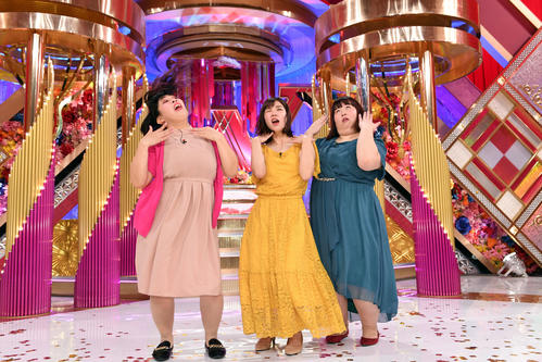 女芸人NO・1決定戦　THE　W　2019で優勝した3時のヒロインは「アッハーン」を披露する。左からゆめっち、福田麻貴、かなで（撮影・滝沢徹郎）