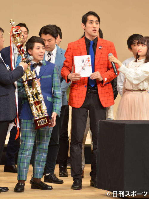 月笑クライマックスシリーズで初優勝を飾ったさすらいラビーの宇野（中央左）と中田（同右）（撮影・吉池彰）