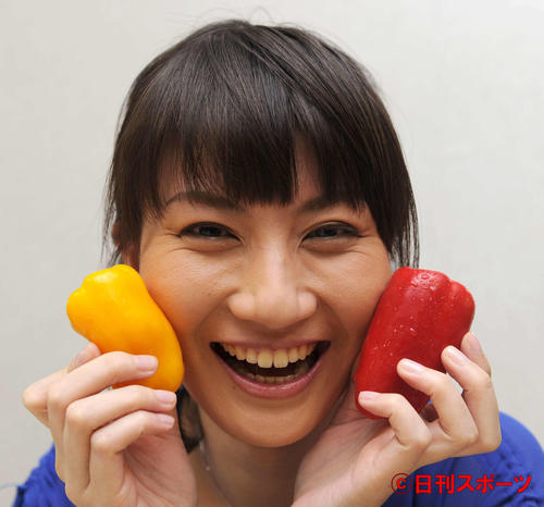 大好きなピーマンを手に笑顔のNHK井上あさひアナ（10年5月撮影）