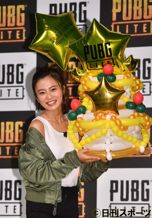 「PUBG　LITE」キャラクターのコスプレで登場した小島瑠璃子はバースデーケーキの風船を持つ（撮影・柴田隆二）