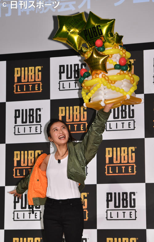 「PUBG　LITE」キャラクターのコスプレで登場した小島瑠璃子はバースデー風船を掲げる（撮影・柴田隆二）