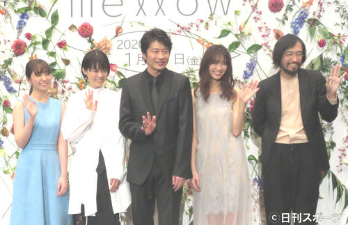 映画「mellow」の完成披露舞台あいさつに出席した、左から松木エレナ、志田彩良、田中圭、岡崎紗絵、今泉力哉監督