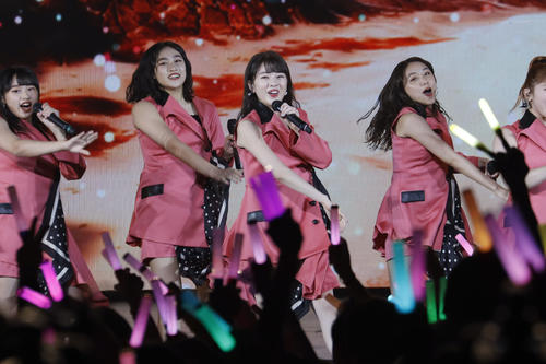 「アンジュルムライブツアー2019夏秋『NextPage』～中西香菜卒業スペシャル～」でパフォーマンスする中西香菜（中央）