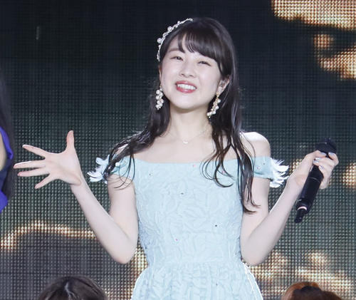 「アンジュルムライブツアー2019夏秋『NextPage』～中西香菜卒業スペシャル～」でパフォーマンスする中西香菜（中央）