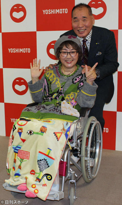 会見後、写真撮影に応じた宮川花子と夫の大助（撮影・村上久美子）