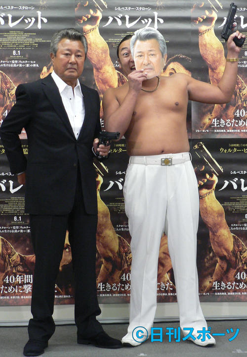 13年、イベントで、そっくりな体をアピールするロバートの秋山竜次（右）と梅宮辰夫さん