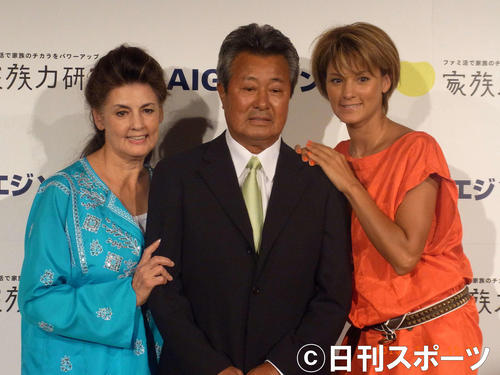 10年、久々に公の場で顔をそろえた梅宮一家、左から梅宮クラウディアさん、梅宮辰夫さん、梅宮アンナ 
