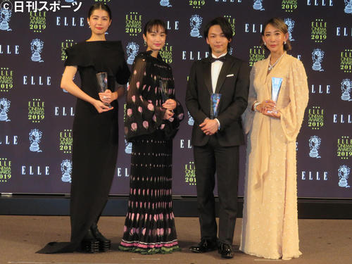 「ELLE　CINEMA　AWARDS　2019」の授賞式に参加した左から佐久間由衣、門脇麦、中村倫也、蜷川実花監督