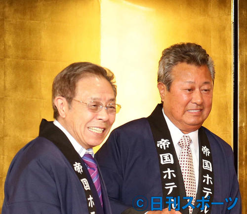 北島三郎（左）と梅宮辰夫さん（2014年12月2日撮影）
